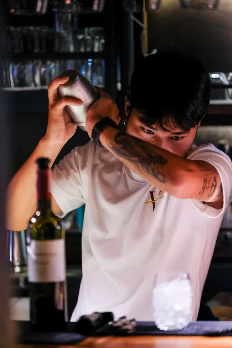 The bartender shaking a cocktail · Vermut Café, רחוב ההליכה בפאי