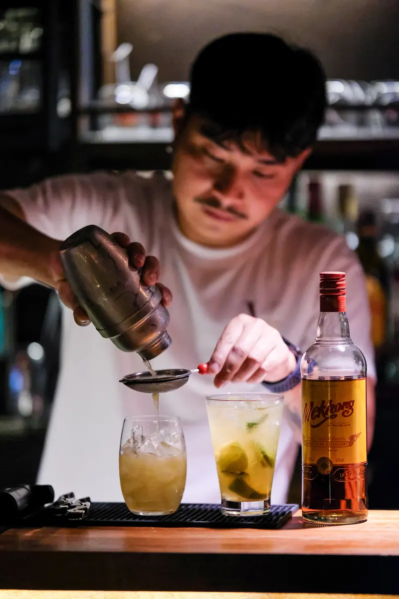 A drink strained into the glass · Vermut Café, Pai Walking Street