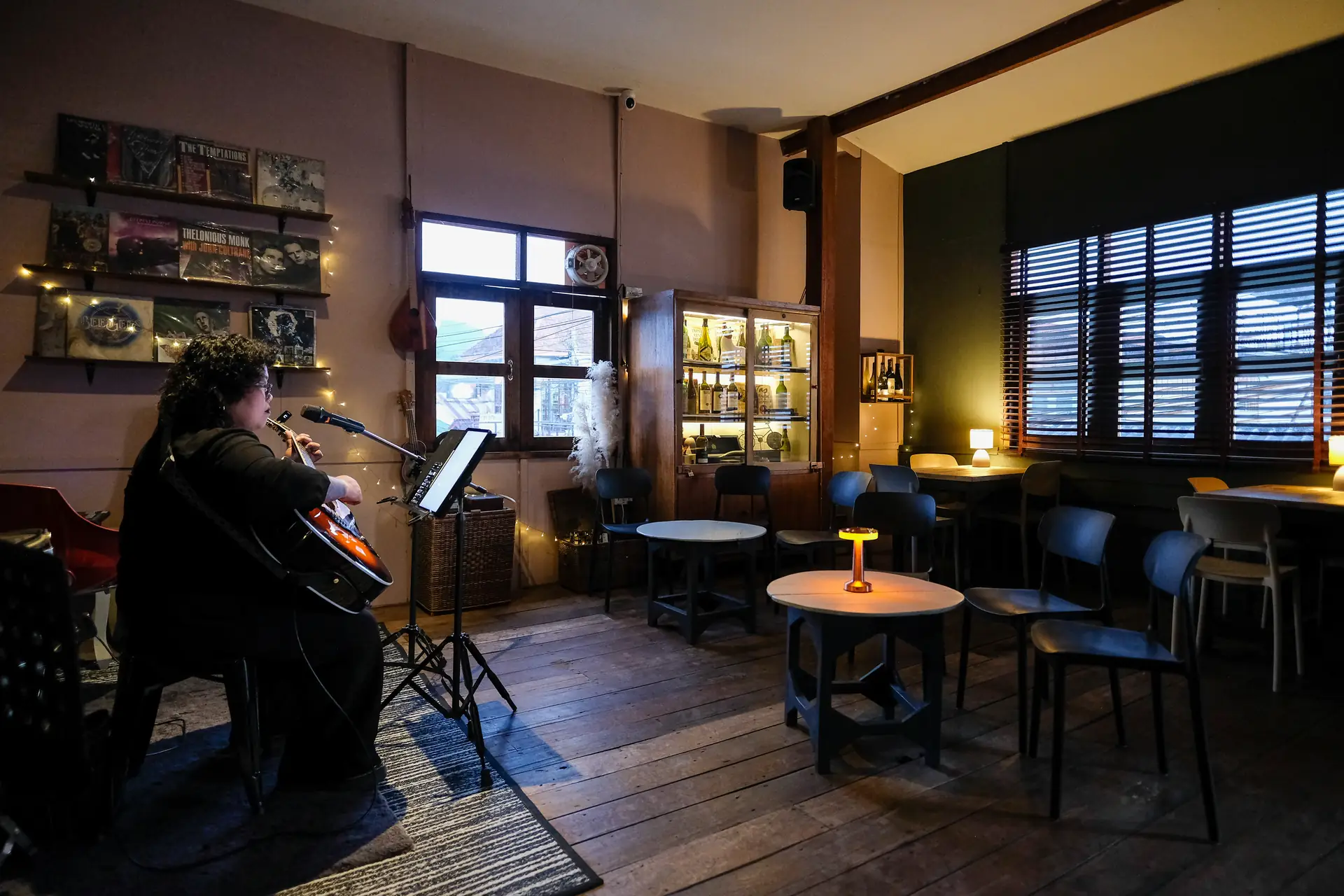 Upstairs room at Vermut Café in Pai: acoustic musician, record wall and the wine cabinet