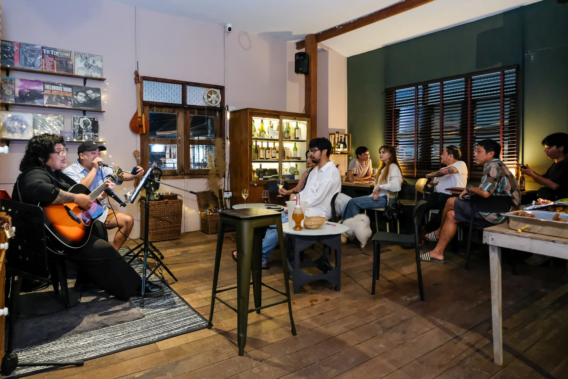 คืนดนตรีสดชั้นบน Vermut Café ปาย นักดนตรี 2 คนกับกีตาร์ แขกนั่งฟังตามโต๊ะ